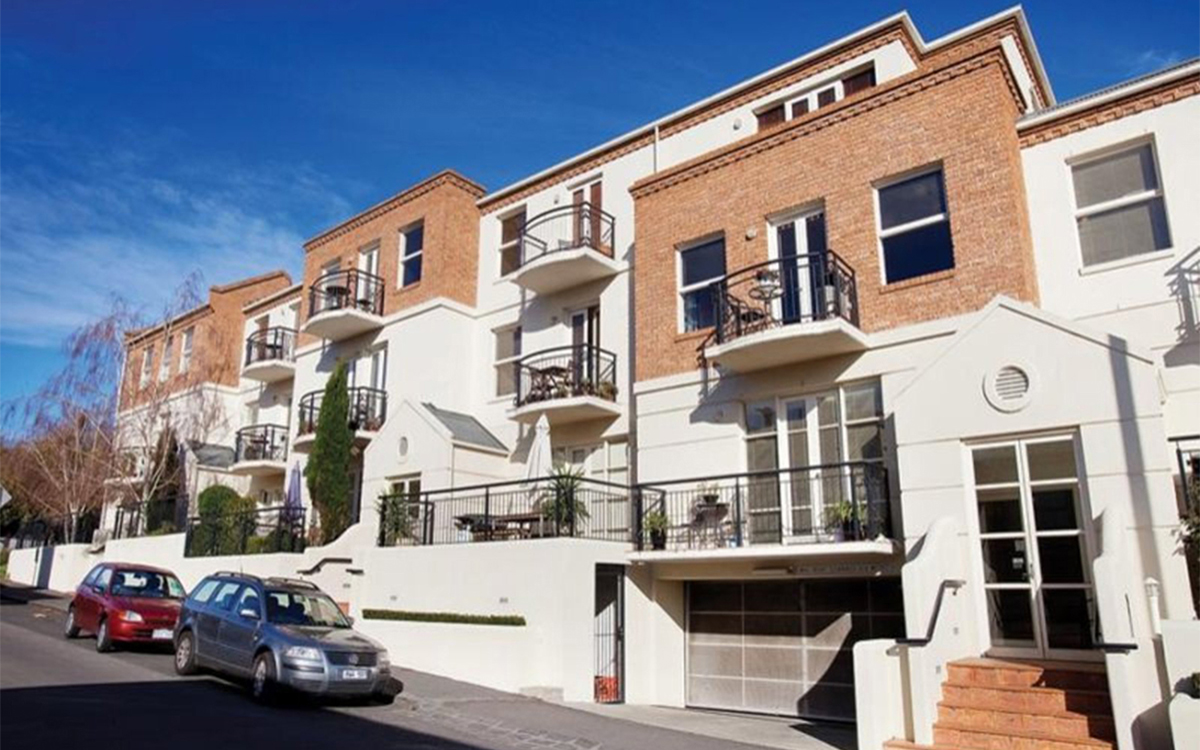 Edgewood on Lennox residential development in Richmond Hill showcasing modern apartment architecture and street frontage.